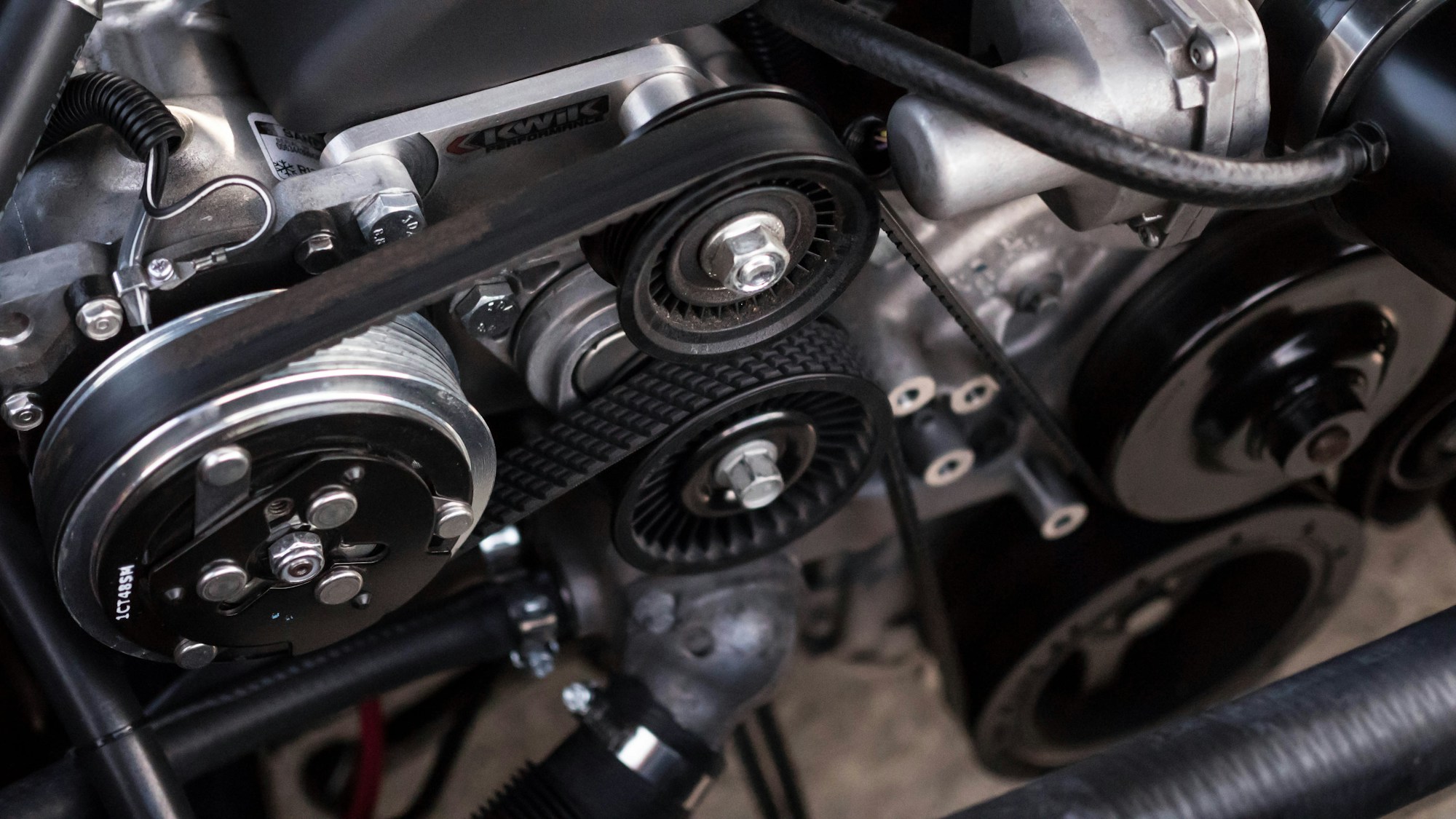 Otomobil motor ve akü bölümü detayı